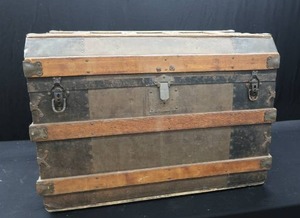 lot 93 image: VINTAGE TRUNK