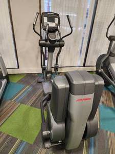 lot 8 image: Life Fitness Elliptical Trainer Machine