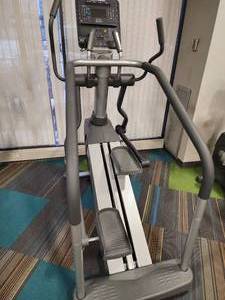 lot 9 image: Life Fitness Summit Trainer