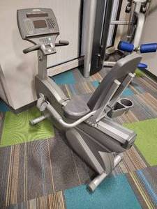 lot 10 image: Life Fitness Recumbent Bike