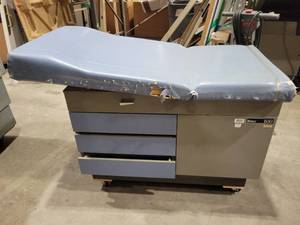 lot 28 image: Ritter 100 Exam Table (522930) (UntestWorking Condition Unknown)
