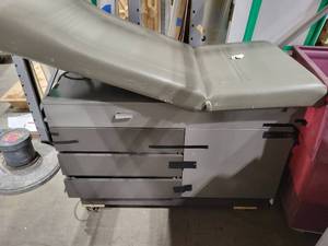 lot 30 image: Ritter 100 Exam Table (522932) (UntestWorking Condition Unknown)
