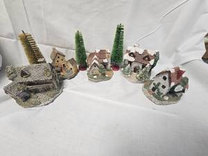 5 Piece Christmas Village