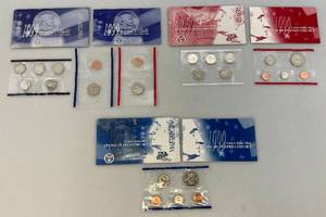 lot 112 image: 1999, U.S. Mint Denver & Philadelphia Susan B. Anthony & Regular Uncirculated Coin Sets
