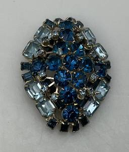lot 231 image: 1930s Sapphire Blue Colored  Brooch