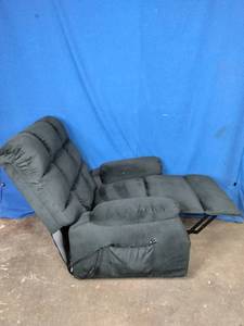 lot 116 image: ACME Ipompea Recliner with Power Lift and Massage - Green