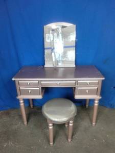 lot 124 image: Poundex Vanity Set with Mirror and Stool