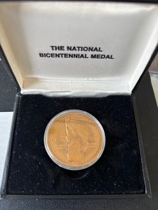 lot 98 image: 1976 Bronze National Bicentennial Medal