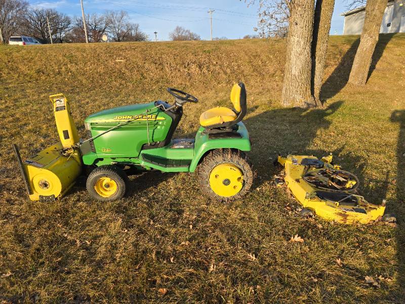 lot 2 image: John Deere 325 Lawn Tractor