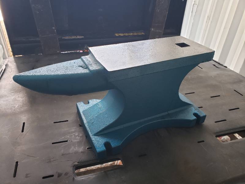 lot 43 image: Landhoner Cast Iron Anvil 200 Lb.