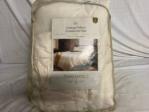 lot 57 image: Threshhold Cotton Velvet Comforter Set - King