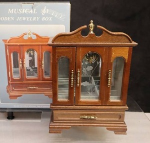 lot 107 image: NOS New Musical Wooden Jewelry Box