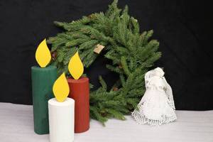 lot 195 image: Holiday Table DeCorVintage-Style Plastic Pine 18-Inch Wreath and Wood Trunk Candles