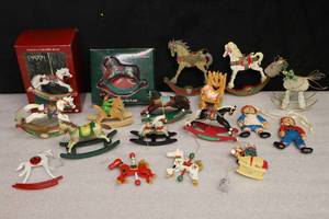 lot 208 image: Vintage Christmas DeCor...