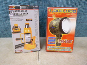 lot 14 image: Hydraulic Bottle Jack and Spot Light
