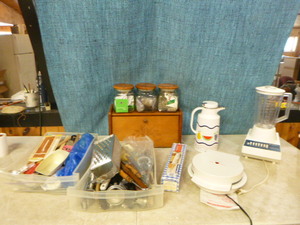 lot 109 image: Kitchen Items
