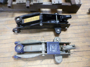 lot 157 image: 2 Floor Jacks