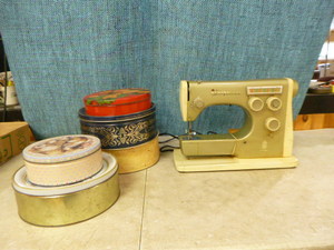 lot 166 image: Vintage Husqvarna Viking 2000 Sewing Machine