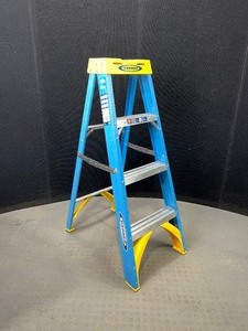 lot 30 image: Werner 4 Fiberglass Step Ladder