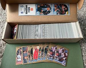 lot 81C image: (500) 1990 NBA Hoops Basketball Cards - Large Box