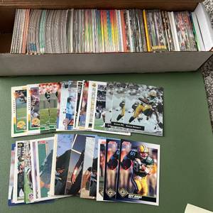 lot 82C image: (500) Green Bay Packers Football Cards, 1980s1990s