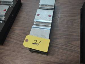 lot 21 image: Chick 4 Dual Station Milling Vise ...
