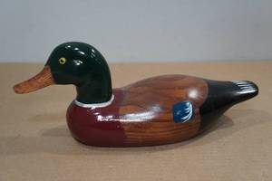 lot 107 image: Vintage Hand Carved & Painted Duck Decoy - Glass Eyes