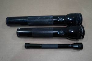 lot 132 image: 3 Maglite Flashlights