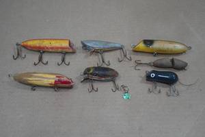 lot 135 image: 7 Vintage Fishing Lures