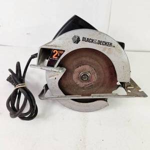 lot 8 image: Black & Decker 7 14 Circular Saw No. 7331 120V Corded Good Condition Tested Works