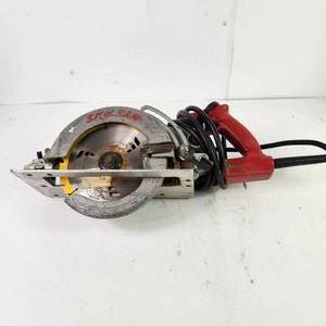 lot 43 image: Skilsaw 7-14 Worm Drive Saw Good Condition Tested Works Corded