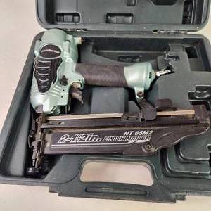 lot 95 image: Metabo HPT NT 65M2(S) 2 12 Finish Nailer With Case Tested Works Great Condition