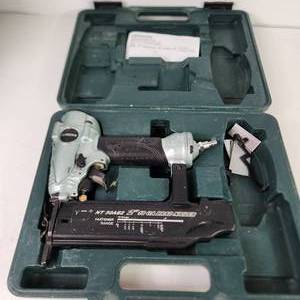 lot 98 image: Hitachi NT 50AE2 2 18 GA Brad Nailer With Case Tested Works Great Condition