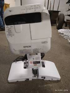 lot 20 image: Epson PowerLite 580 Projector
