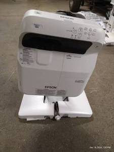 lot 38 image: Epson PowerLite 680 Projector