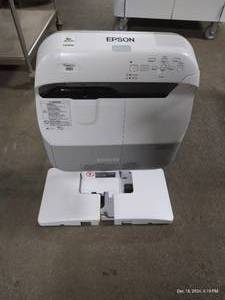 lot 90 image: Epson PowerLite 480 Projector