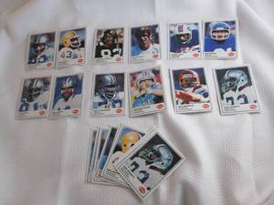 lot 346 image: 1982 Kelloggs Football Cards...