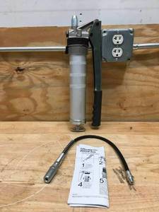 lot 110 image: LubriMatic Snaplock Lever Grease Gun