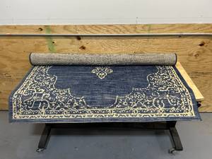 lot 32 image: SAFAVIEH RESORT 5 x 7 Area Rug