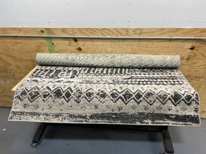 lot 81 image: 5 x 7 Area Rug