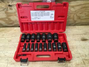 lot 31 image: Milwaukee 12 Drive SAE Impact Socket Set Model # 49-66-7093