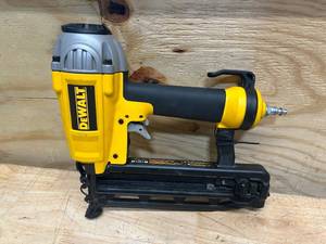 lot 19 image: DEWALT D51257 16 Gauge Finish Nailer