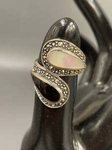 lot 5C image: Elegant Sterling Silver Marcasite Ring - MOP & Onyx
