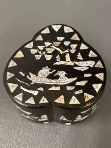 lot 6B image: Antique Black Lacquer Mother of Pearl Inlay Decorative Art Box