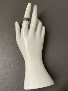 lot 7 image: Vintage Turquoise Chip Silver Inlay Ring with Geometric Design