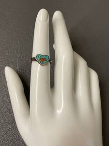 lot 8 image: Vintage Heart-Shaped Turquoise  Coral chip Inlay Ring Size 5.5