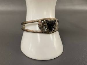 lot 12 image: Vintage Sterling Silver Bracelet with Black Stone & Feathers