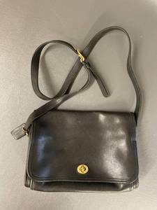 lot 21 image: Vintage Coach Leather Crossbody Bag Black