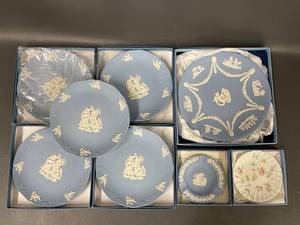 lot 79 image: Wedgwood Jasperware Christmas Plates Nativity Original Box Set