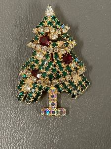 lot 130 image: Christmas Tree Rhinestone Holiday Brooch